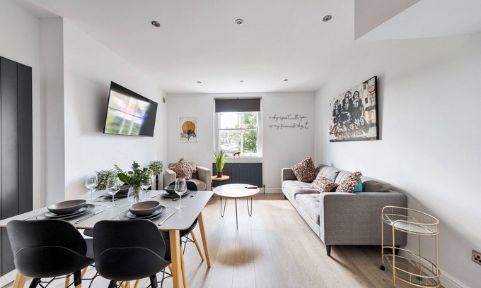 Queen's Park Apartment | Queen's Park Duplex Apartment