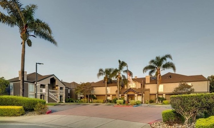 Sunnyvale Hotel | Queen Stay Near Golf Club at Moffat Field! Pool, Mini Market, Pets Allowed!