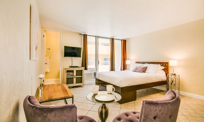 Waikiki Apartment | Queen Studio, Full Kitchen 1.5 mins from the Beach