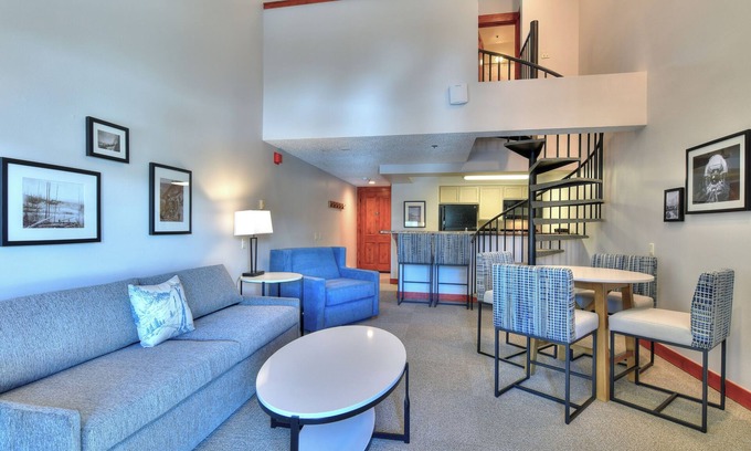 Four O'Clock Condo | Queen Studio Loft unit