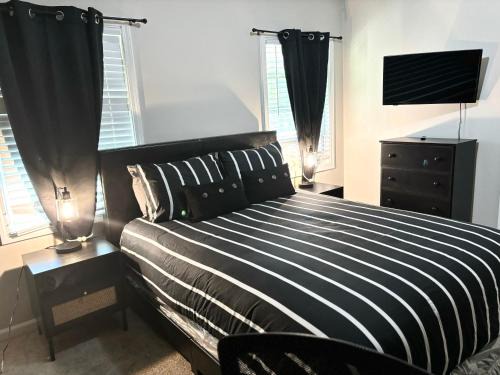 Forest Park House | Queen Suite - Hot Tub - Home Theater - WiFi