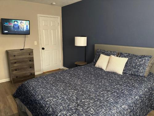 Jonesboro House | Queen Suite - Hot Tub - Home Theater - WiFi