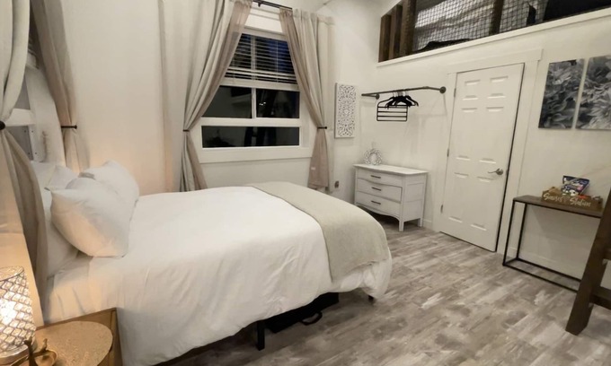 Arlington House | Queen Suite with 2 twins, pets welcome!
