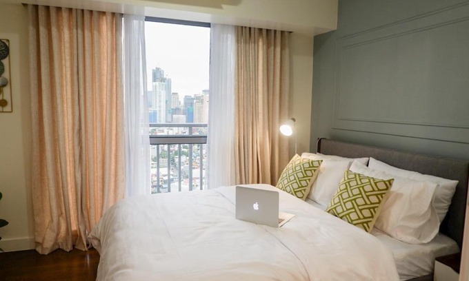 Makati Apartment | Queen Suite with City View at Acqua Private Residences