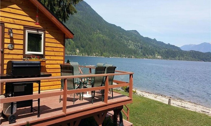 Balfour Cottage | Queens Bay Hideaway Lakefront Cottage