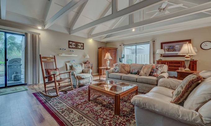 Palmetto Dunes Condo | Queens Grant 671 | Grill, Pool, Walk to Golf!