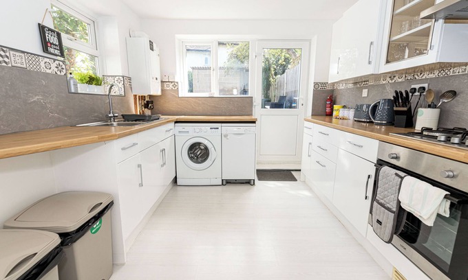 Bournemouth Apartment | Queens Park Views by Grandeur Property