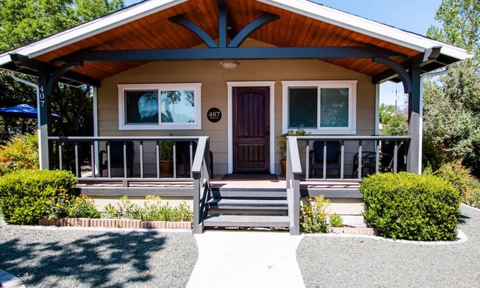 Paso Robles House | Quercus Acorn Cottage-Best Porch in Town Awaits Your Stay!