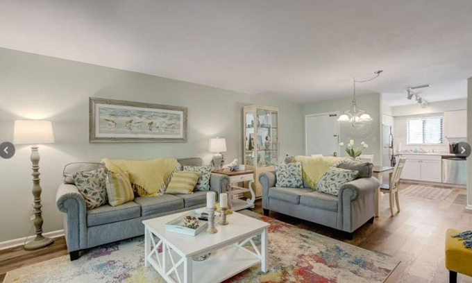 Fernandina Beach Condo | Quick Beach Access- Beautiful Screened in Deck and POOL