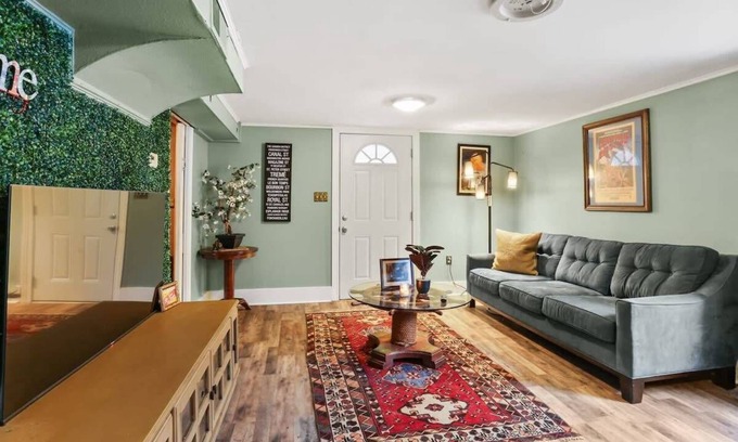 Gentilly Terrace Apartment | Quiet 1 bedroom with easy access to interstate!