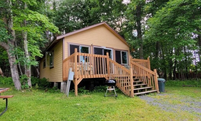 Ray Cabin | Quiet 2 Bedroom Bass Cabin in the Trees