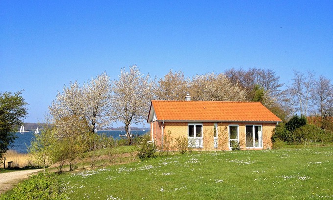 Kosel House | Quiet 5* vacation home right on the water | WLAN | sauna | fireplace | whirlpool tub