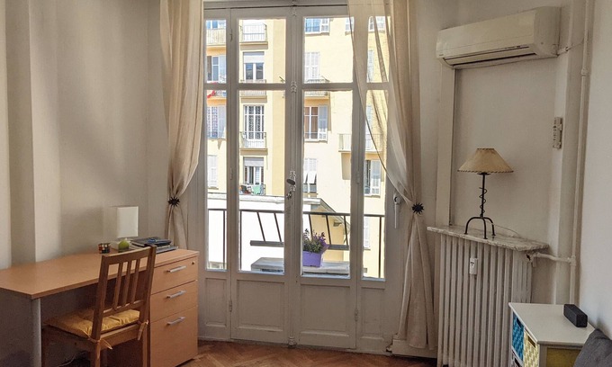 Liberation Apartment | Quiet and bright three minutes from shops and streetcar