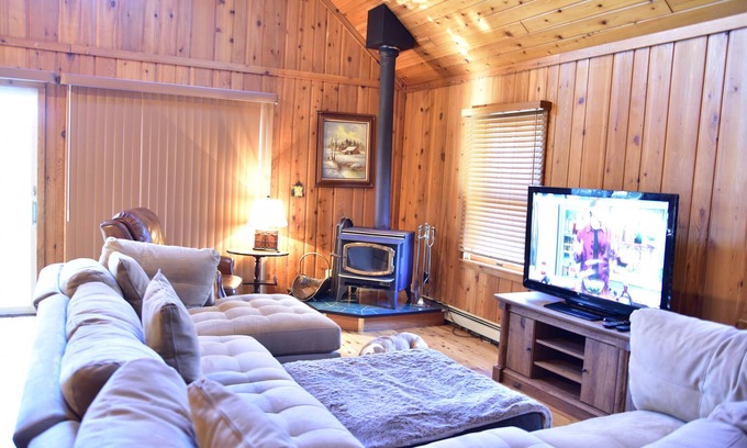 Cedar Ski Chalet | Quiet and Comfy 3 bed/2bath - Golf Chalet w/Loft&Hot tub