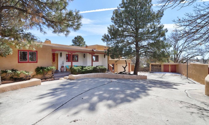 Santa Fe House | Quiet and Convenient Retreat