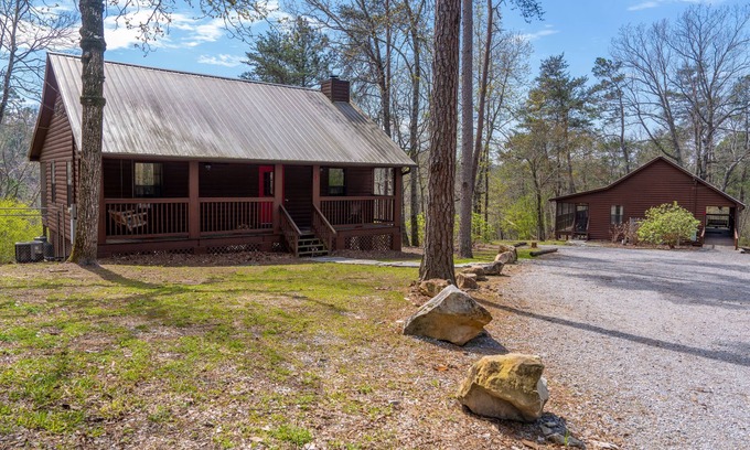 Gadsden Cabin | Quiet and cozy cabin minutes away from Noccalula Falls Park and all the trails.