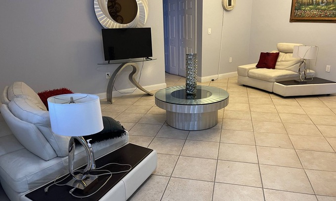 Hialeah Gardens House | Quiet and romantic house close to the airport