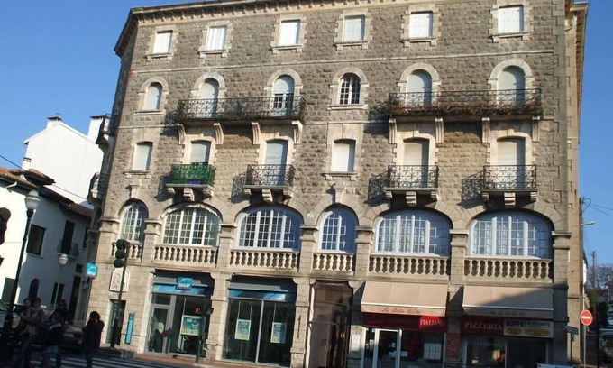 Saint-Jean-de-Luz City Center Apartment | Quiet and sunny studio in center city. Near to the beach, train station, pedestrian streets and shops.