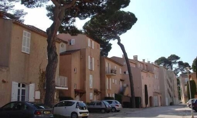 Toulon - Hyeres Apartment | Quiet apartment, Port of Hyéres in gated, 500 meters from the beach