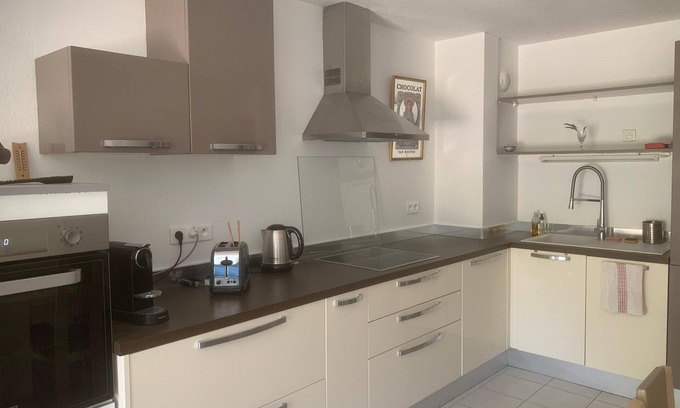 Venelles Apartment | Quiet apartment, sleeps 4, garden-wi-fi parking