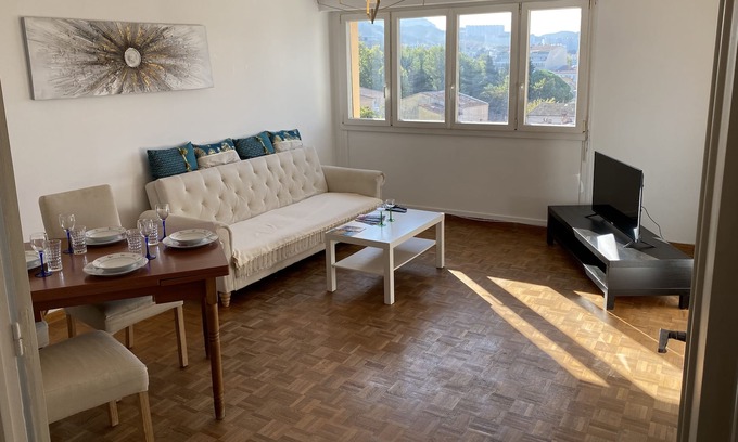 La Capelette Apartment | Quiet apartment with mountain view near beach /Stade vélodrome