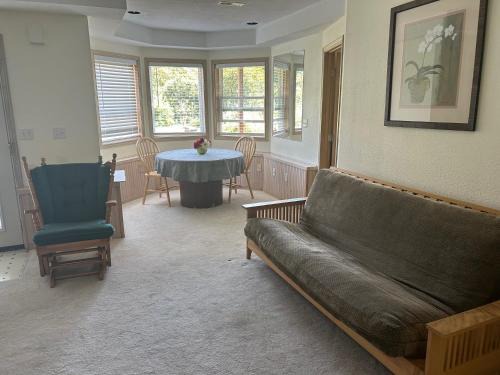 Riverview House | Quiet Back Garden View Apartment