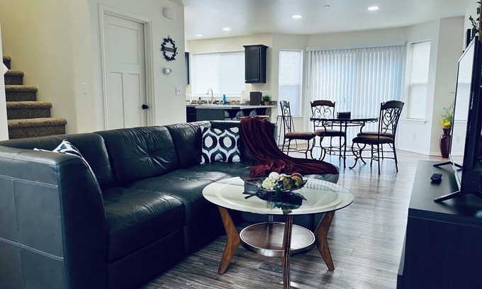 Retsil House | Quiet & backed by trees, centrally located home close to downtown and ferries.
