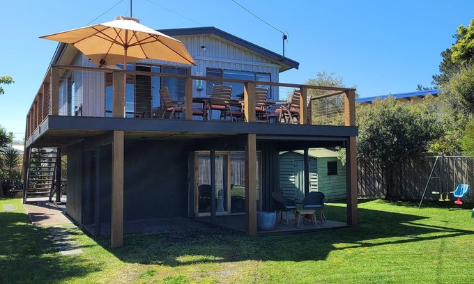 Coronet Bay House | Quiet beachside getaway on foreshore