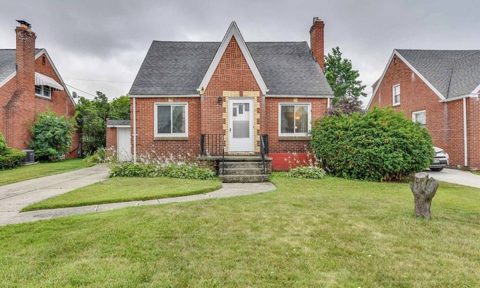 Cheektowaga Cottage | Quiet Cheektowaga Retreat: 23 Mi to Niagara Falls!