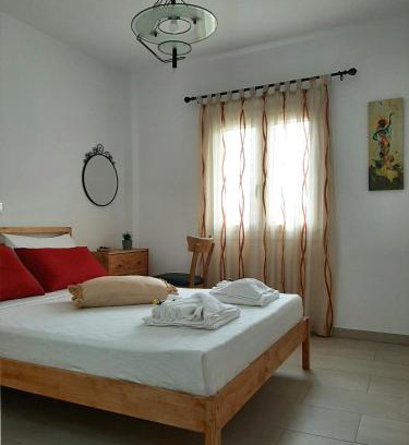 Syros Apartment | Quiet, colourful home in Cyclades