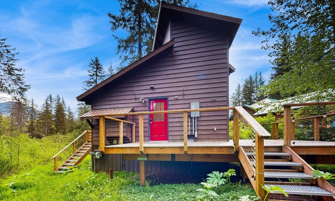 Girdwood House | Quiet & contemporary cabin with spacious deck & mountain views - dogs welcome