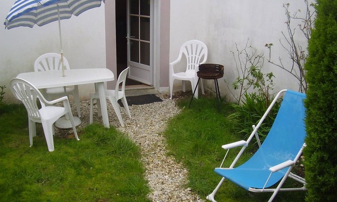 Locmaria House | Quiet Cottage: Walk to Coastal Path, Beach & Town, WiFi, Terrace, Pet-Friendly