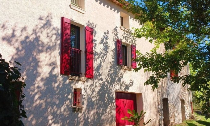 Tourrettes House | Quiet countryside amid century-old olive trees