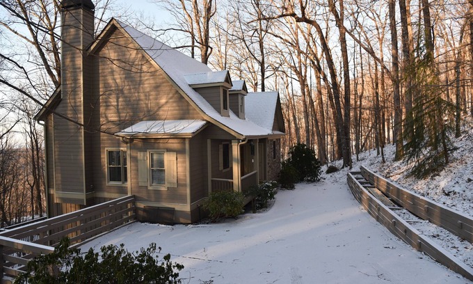 Big Canoe Cabin | Quiet, Cozy, Big Canoe GA, Mountain Cabin. With a gorgeous view of nature.