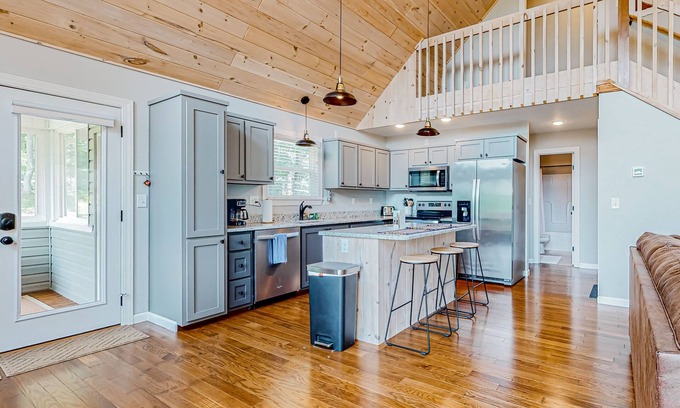 Unaka House | Quiet & cozy mountain retreat with amazing views, 2 decks, fireplace & firepit
