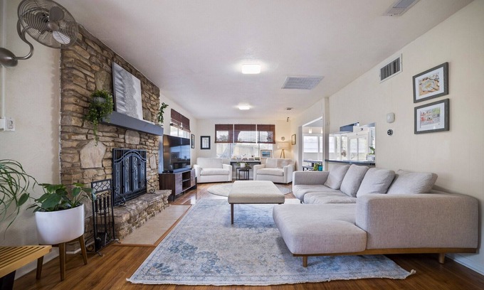 Leander House | Quiet & Cozy Retreat with Fireplace