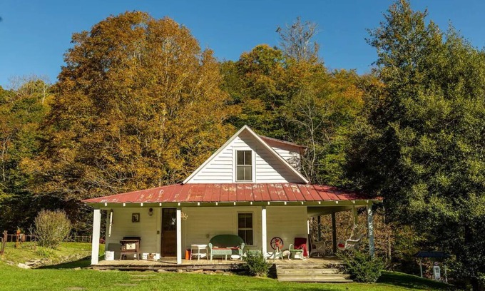 Trade House | Quiet, Cozy, Rustic - 105 Stunning Acres! 20 min to Boone, NC