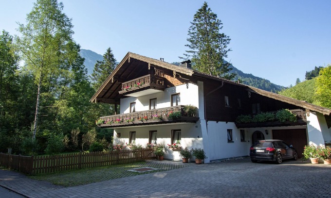 Weissbach an der Alpenstrasse Apartment | Quiet, centrally located apartment with sunny balcony
