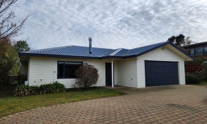 Waipahihi House | Quiet family home near hot pools & botanical garden