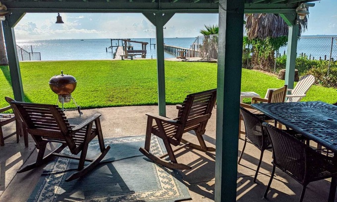 San Leon House | Quiet Family Kept Waterfront Bayhouse With Great Fishing Pier