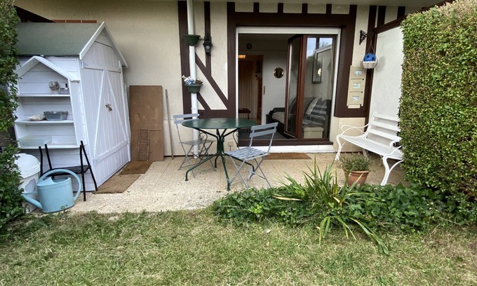 Trouville-sur-Mer Apartment | Quiet garden level, in Normandy residence, on the heights of Trouville￼