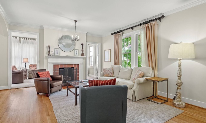 Nashville House | Quiet Green Hills Cottage. Near 12 South, downtown, Vandy, Belmont, Lipscomb.