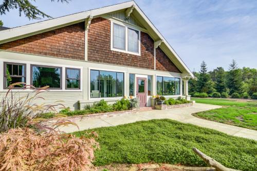 Glenn County House | Quiet Home Near Sacramento River Deck and Fire Pit