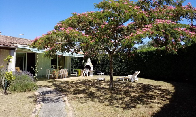Le Chateau-d'Oleron House | Quiet house with garden