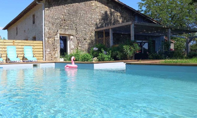 Exoudun Villa | Quiet house with swimming pool, 1 hour from La Rochelle, Futuroscope, Puy du Fou