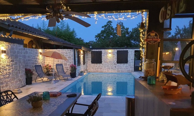 Montfermier House | Quiet large detached holiday home for 6 people with swimming pool