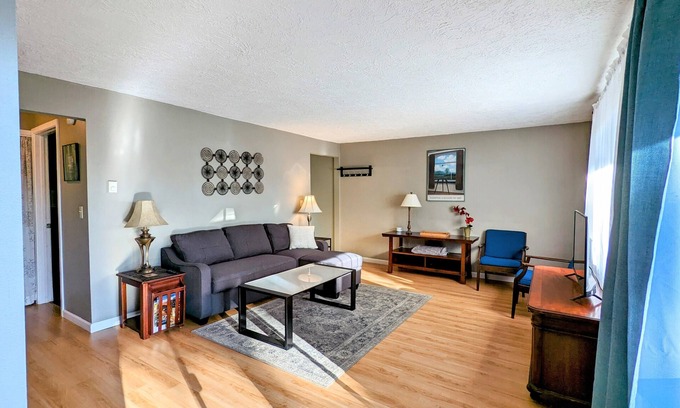 Corbett - Terwilliger - Lair Hill Apartment | Quiet, light filled apartment with tree views