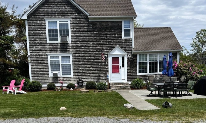 Matunuck House | Quiet location -Great for Families- walk to Beach/ ice cream