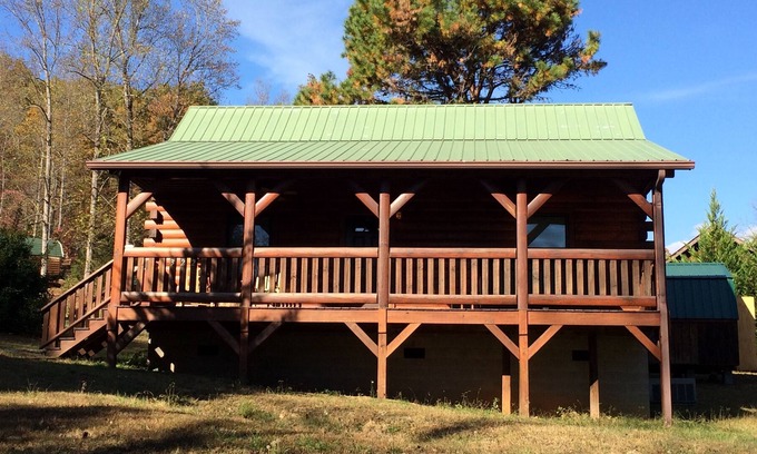 Whittier Cabin | Quiet log cabin next to Cherokee and Smoky Mnt Nat'l Park