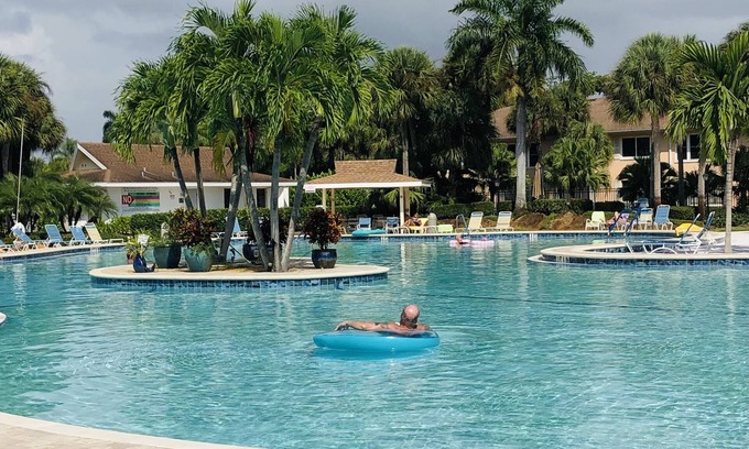 East Naples Condo | Quiet lovely 2-bed/bath condo in central Naples!